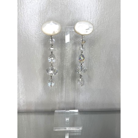 Boucles d'oreilles pendantes en nacre et cristal Eliane