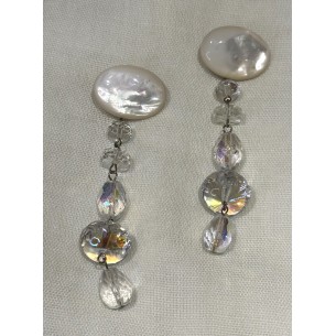 Boucles d'oreilles pendantes en nacre et cristal Eliane 2