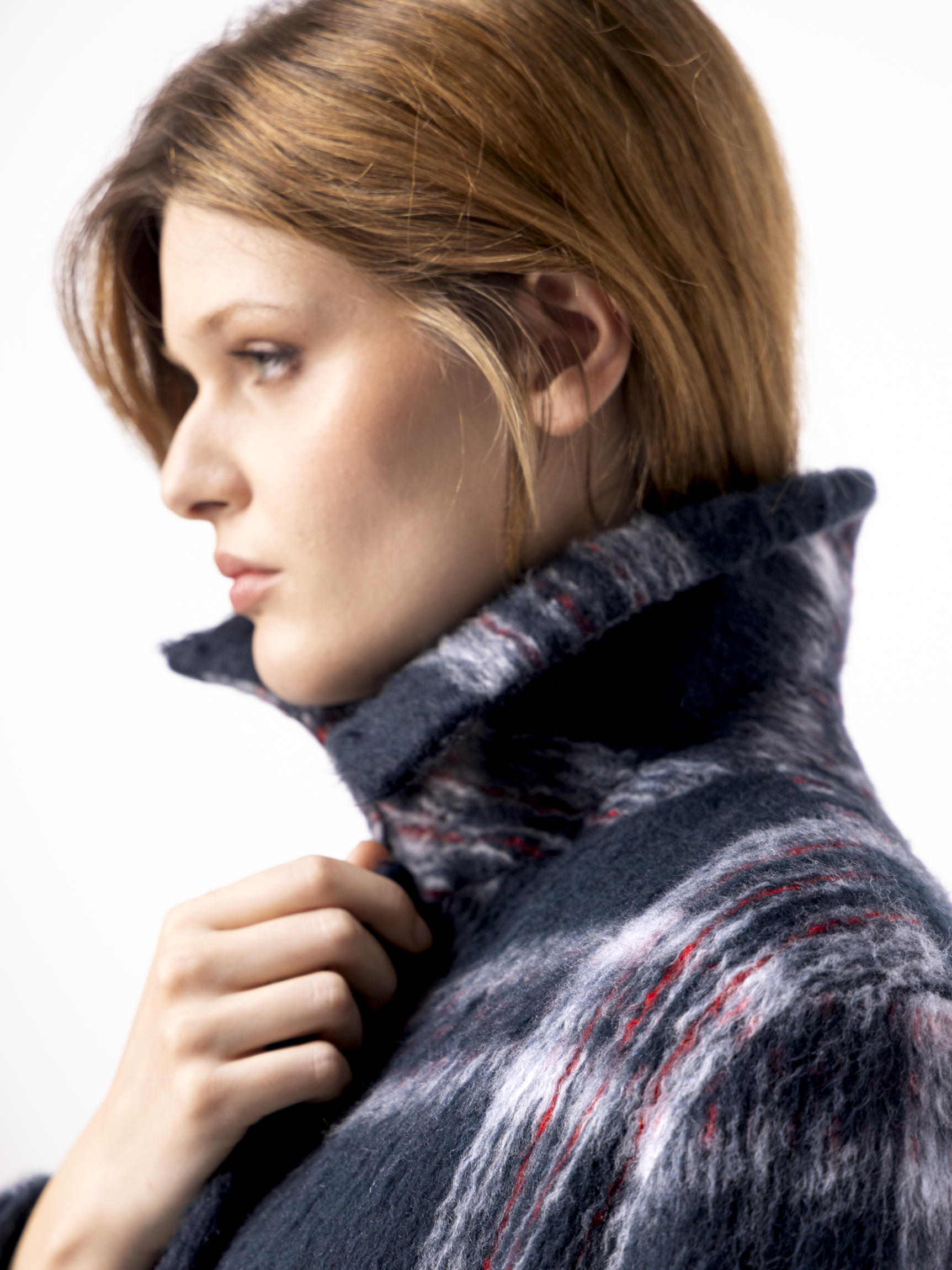 Manteau droit en laine et alpaga noir, blanc et rouge