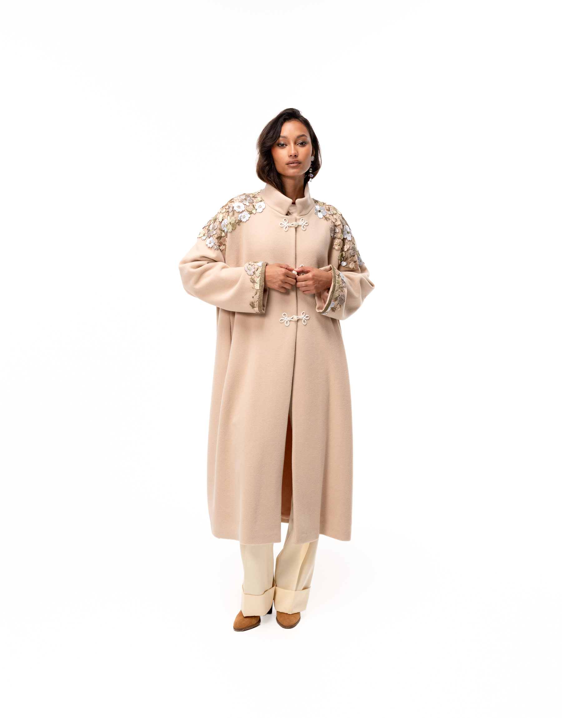 Manteau en drap de laine rose poudr&eacute; et dentelle guipure mordor&eacute;, anis, ivoire et poudre