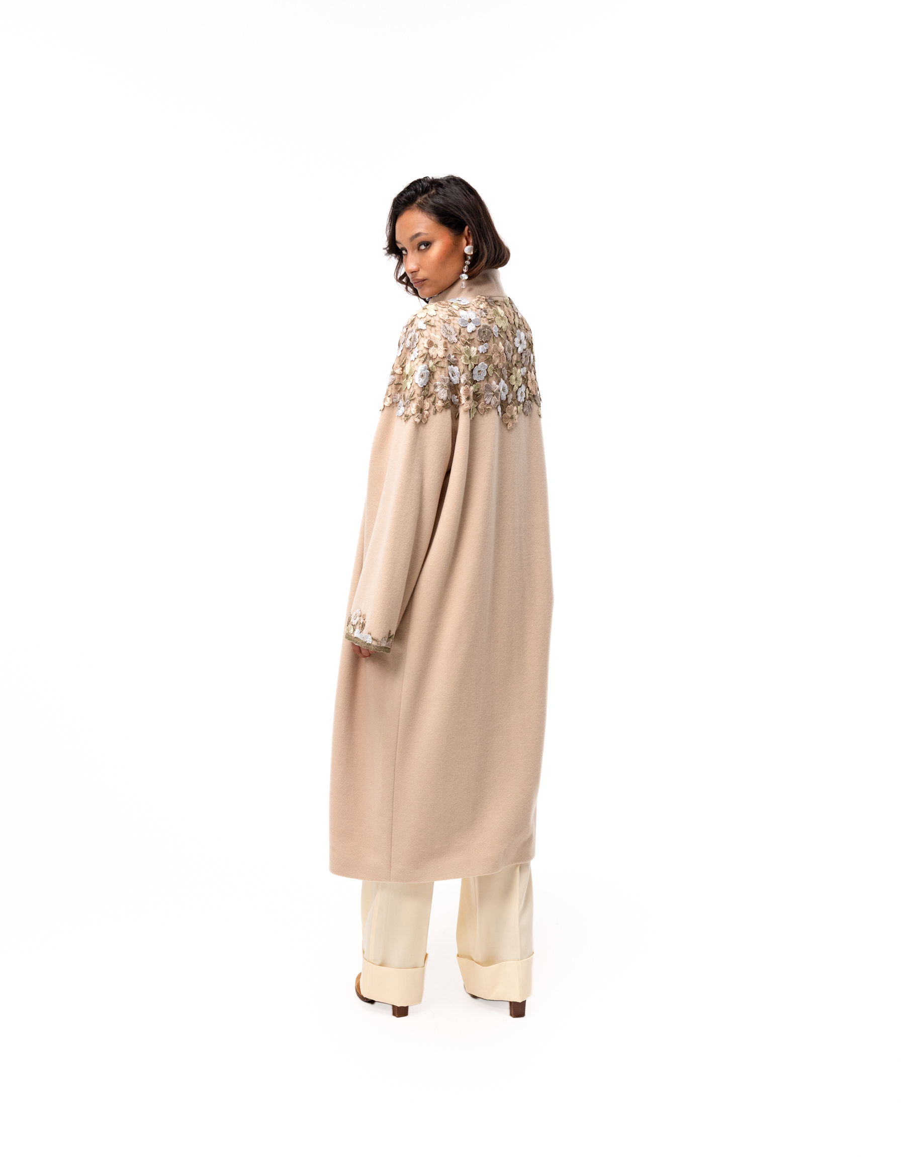 Manteau en drap de laine rose poudr&eacute; et dentelle guipure mordor&eacute;, anis, ivoire et poudre
