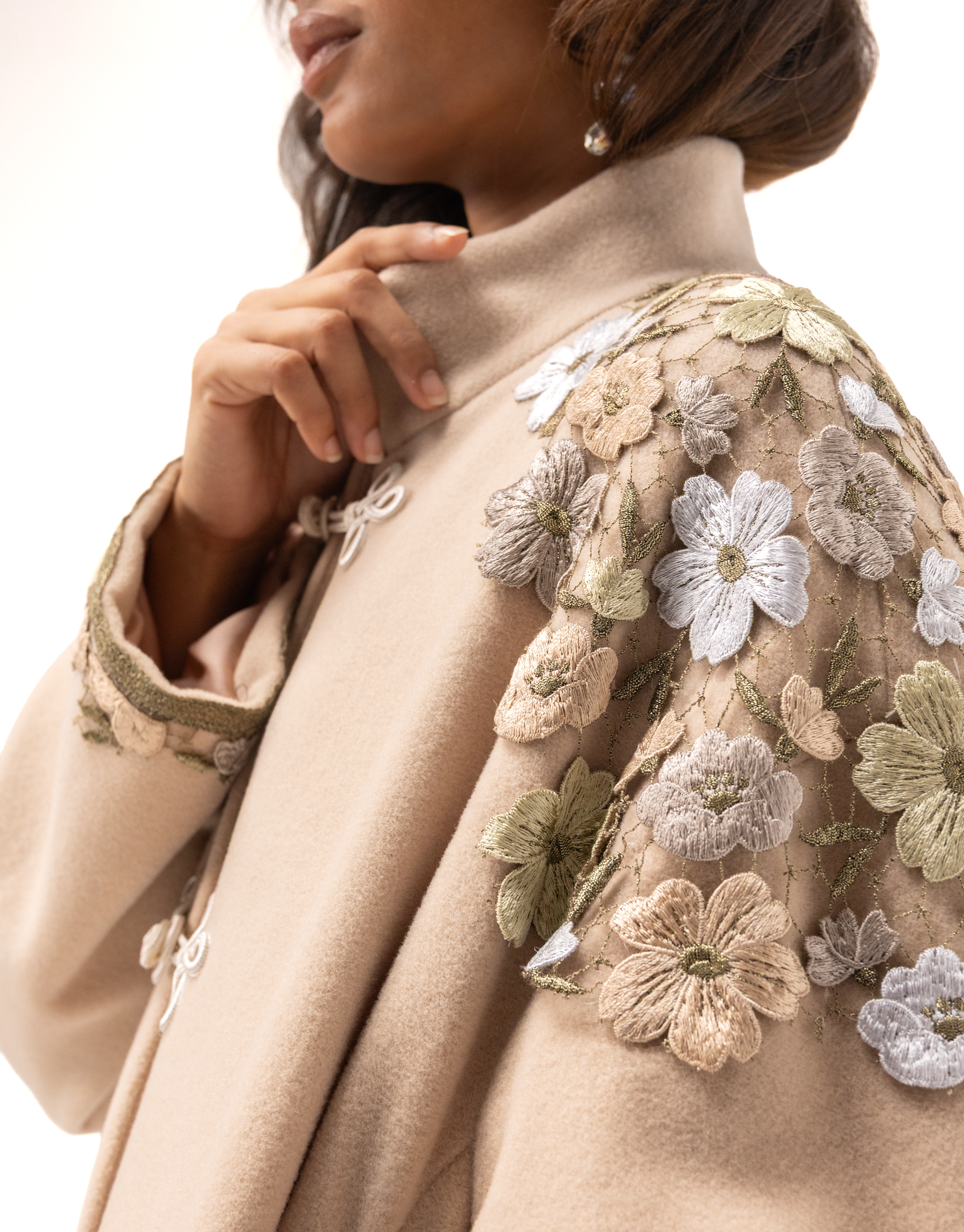 Manteau en drap de laine rose poudr&eacute; et dentelle guipure mordor&eacute;, anis, ivoire et poudre