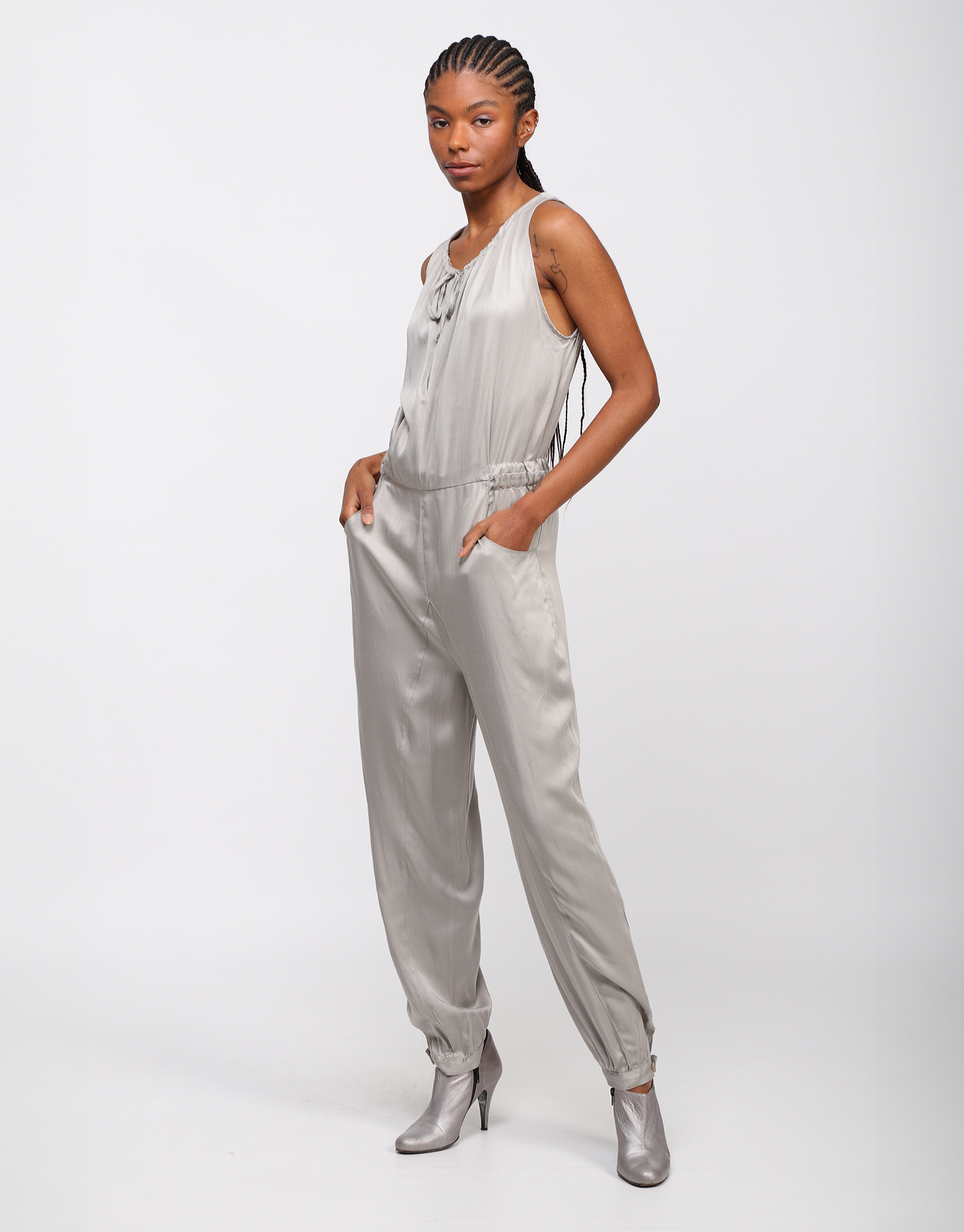 Sleeveless jumpsuit in silk and viscose pearl grey