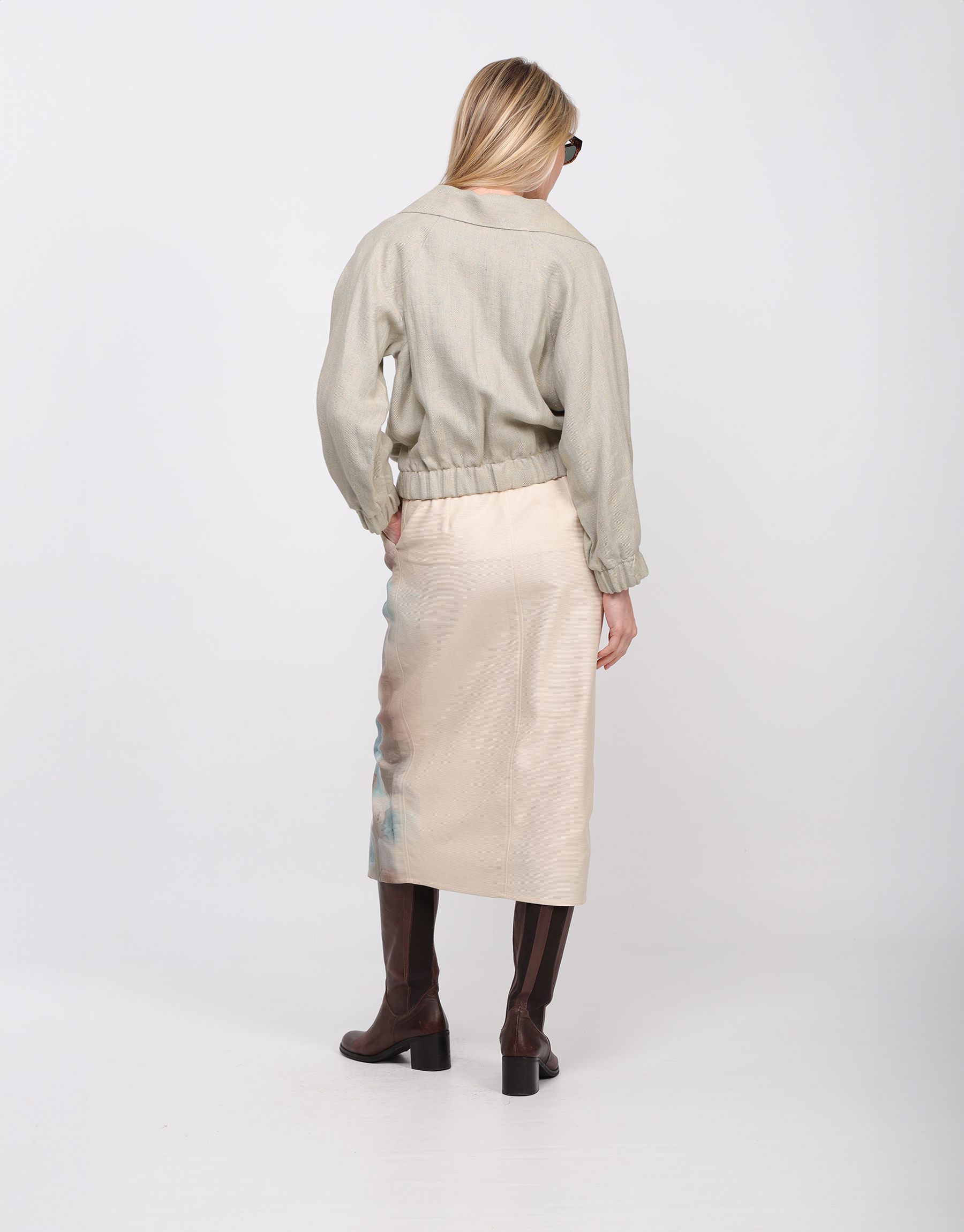 Long straight skirt painted in beige cotton piqué