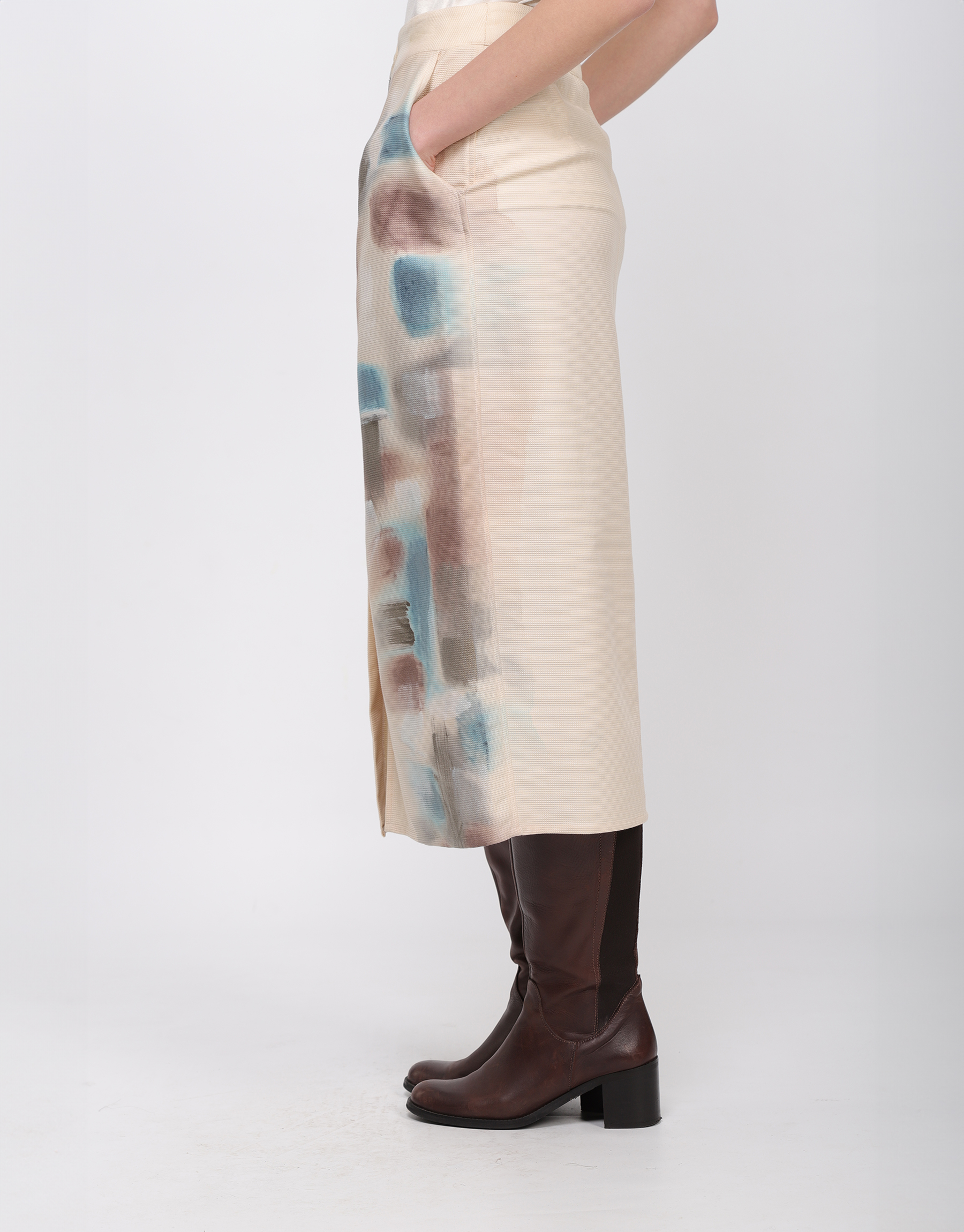 Long straight skirt painted in beige cotton piqué