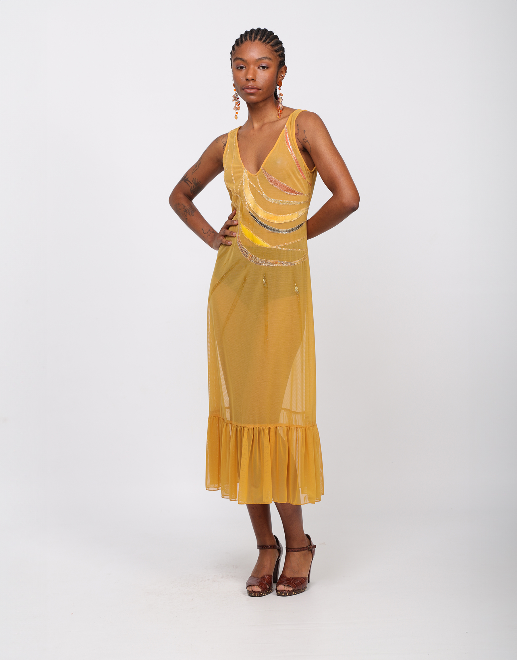 Long sleeveless dress embroidered in yellow tulle