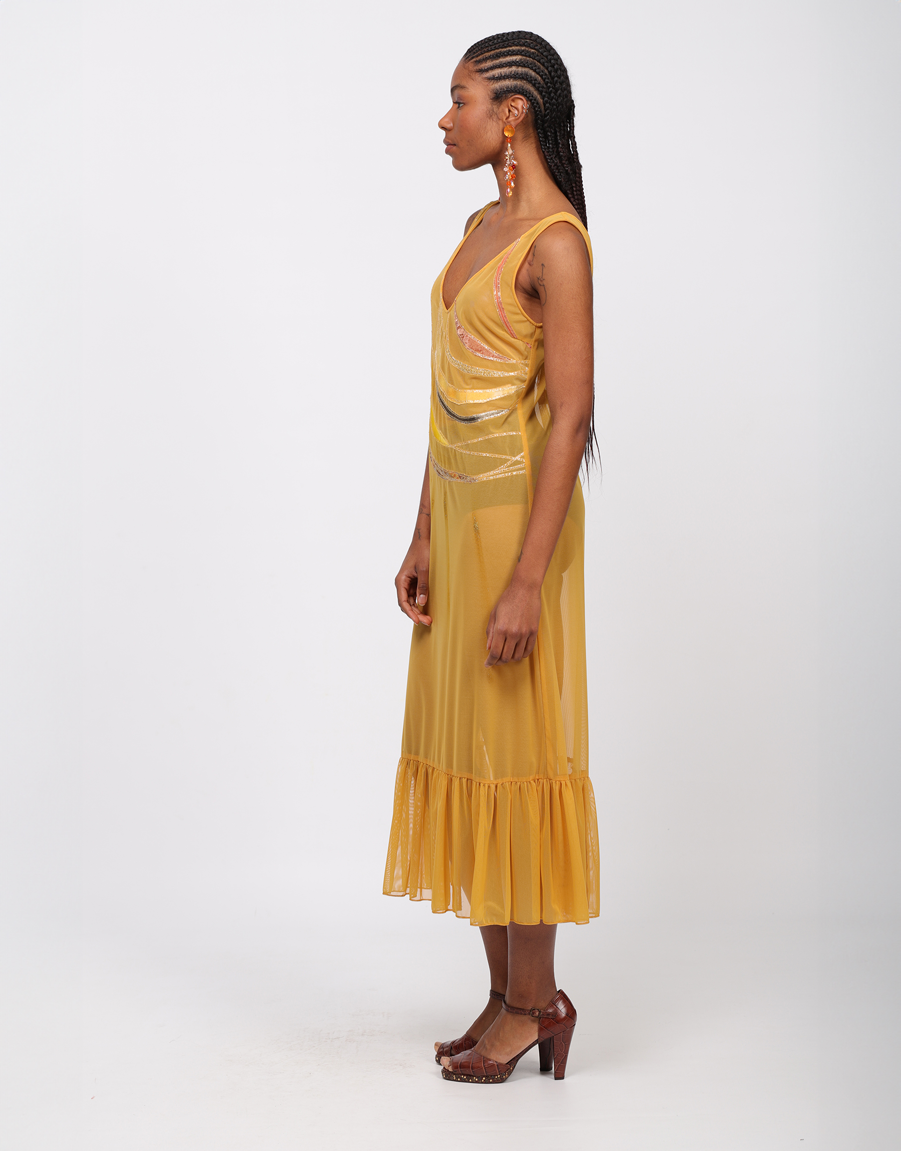 Long sleeveless dress embroidered in yellow tulle