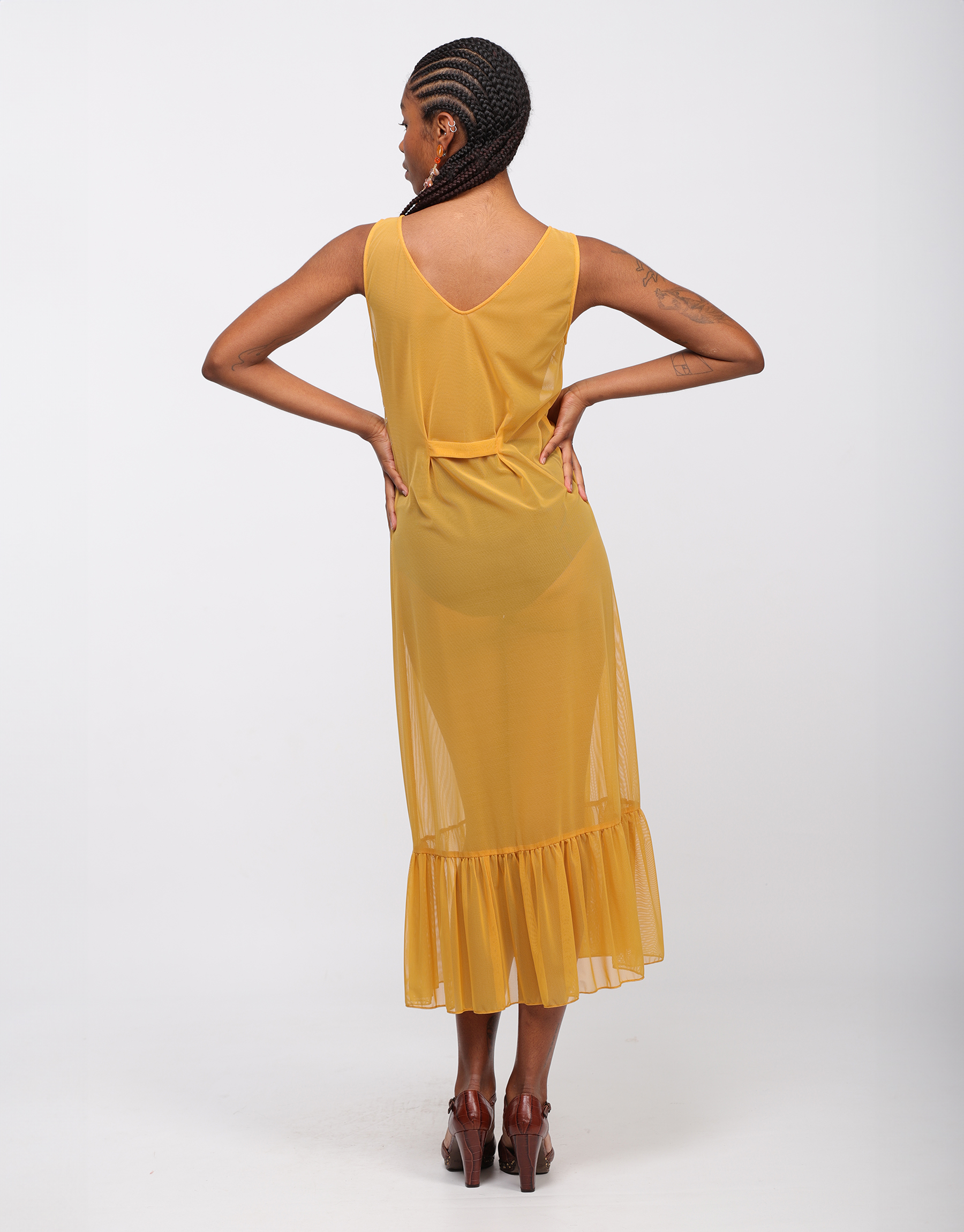 Long sleeveless dress embroidered in yellow tulle