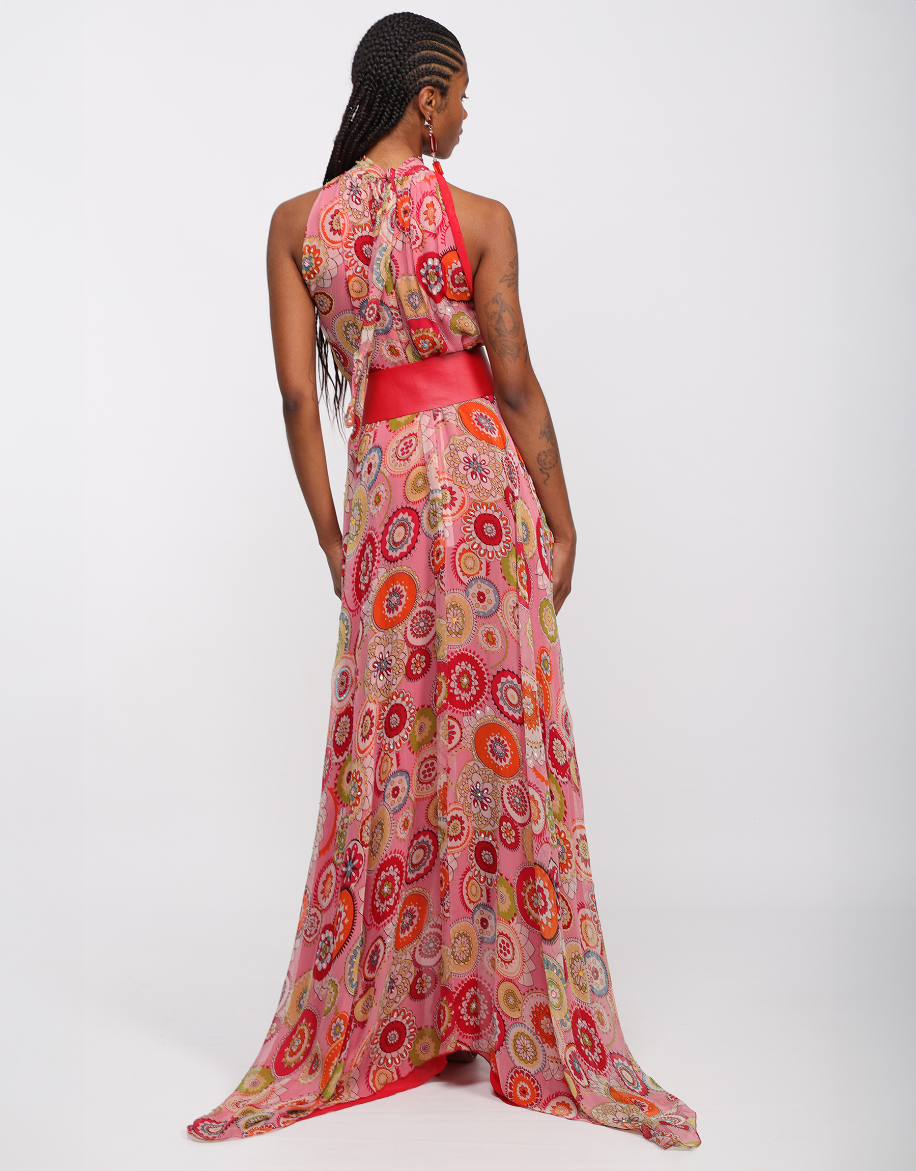 Robe longue à traine,  en crêpe georgette de soie brodé rose imprimé multicolore et rouge.