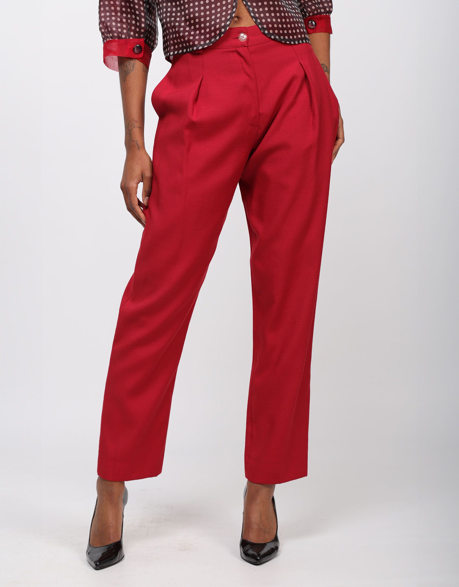 Trousers with pleats tightened at the bottom in red cotton and viscose