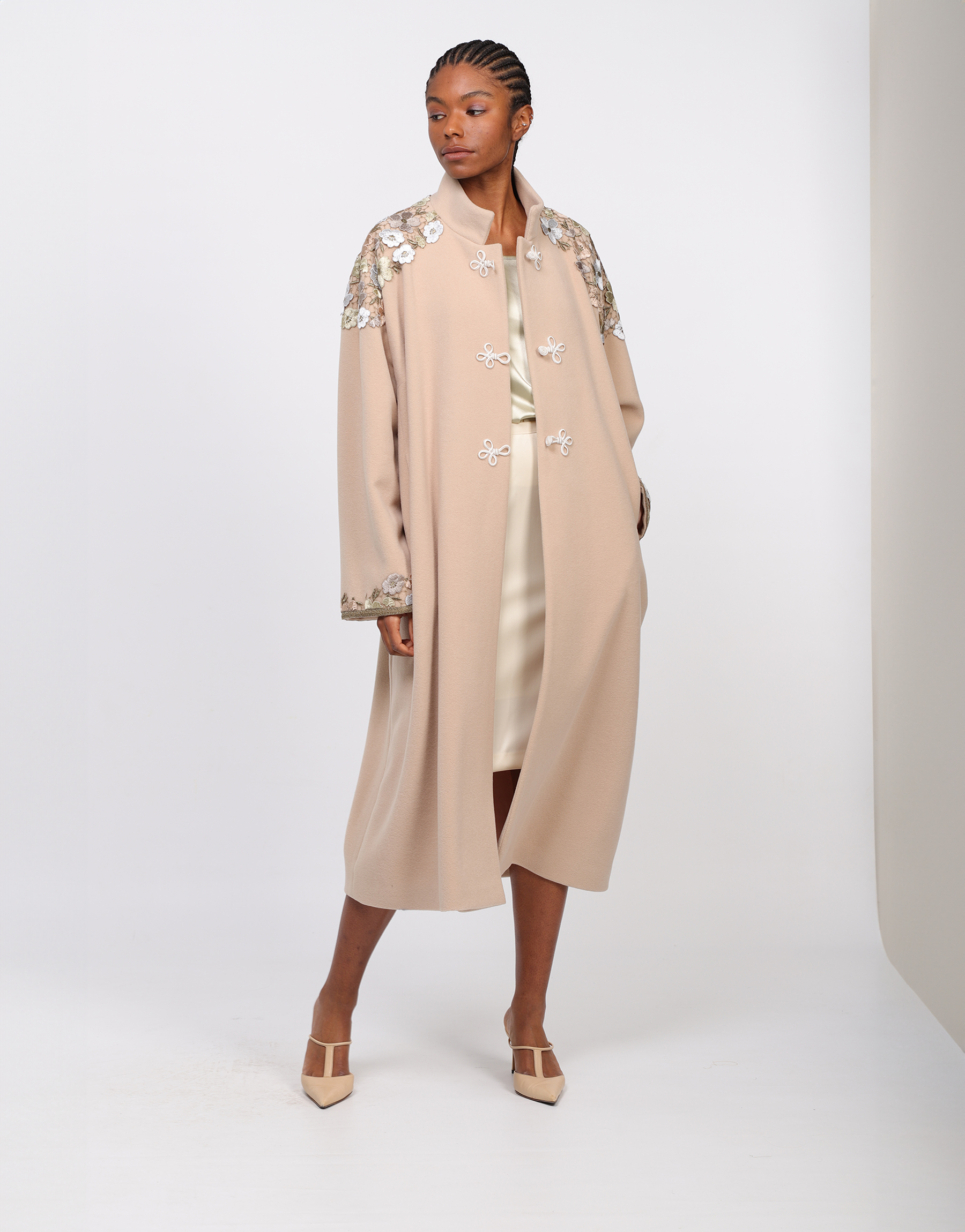 Manteau en drap de laine rose poudré et dentelle guipure mordoré, anis, ivoire et poudre