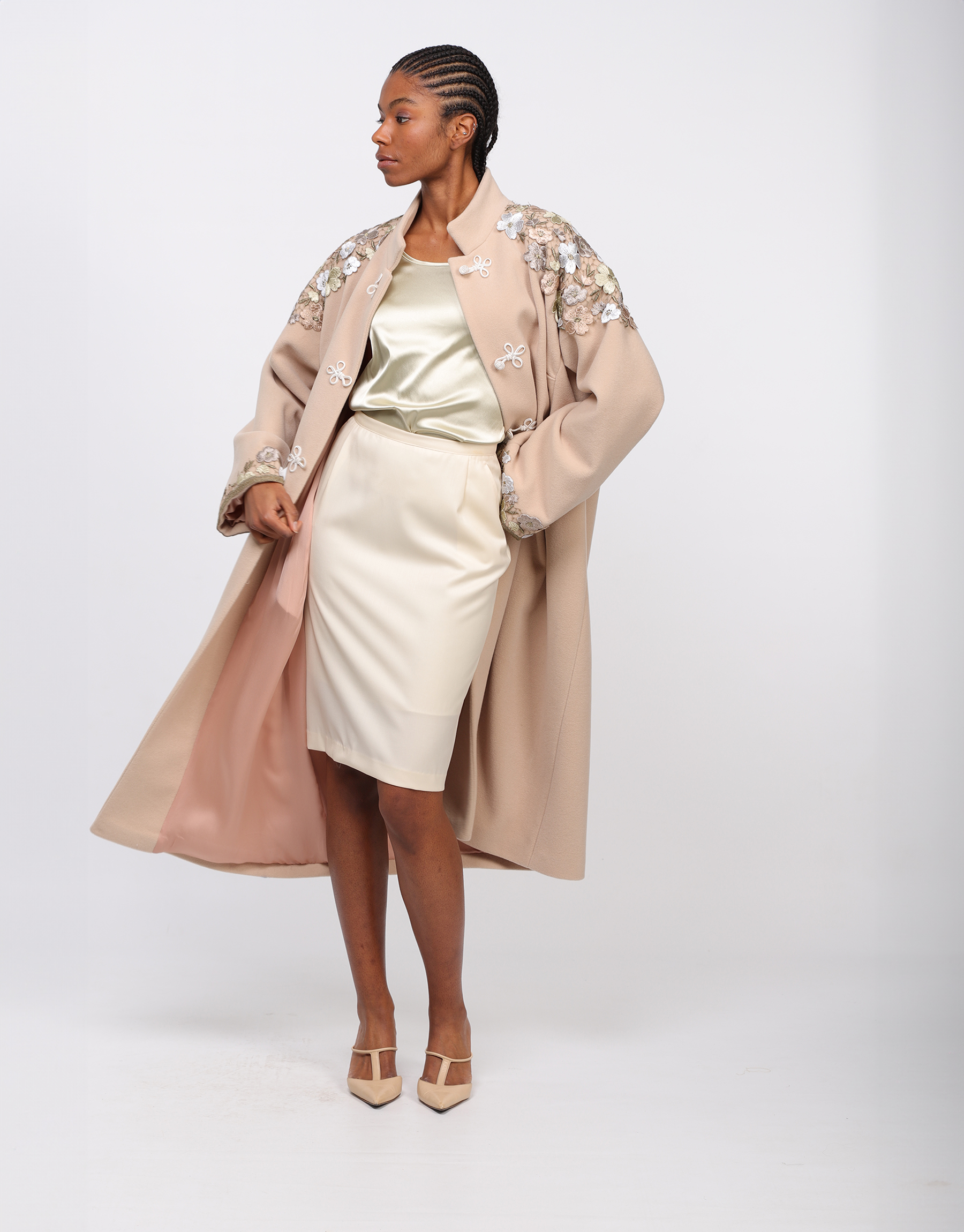 Manteau en drap de laine rose poudré et dentelle guipure mordoré, anis, ivoire et poudre