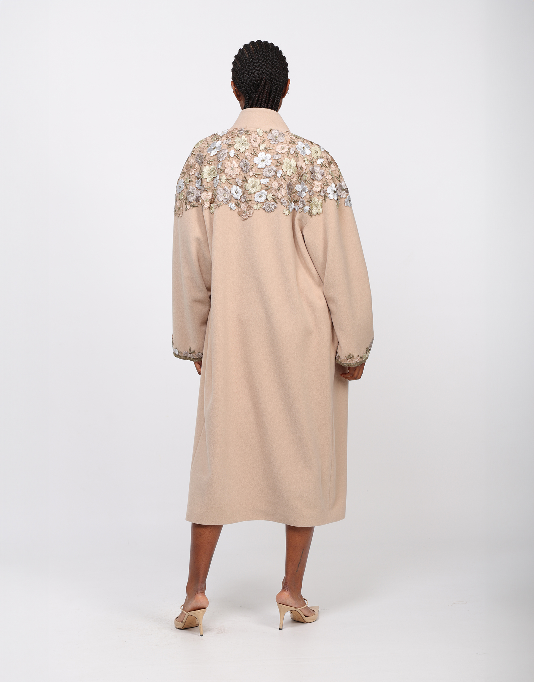 Manteau en drap de laine rose poudré et dentelle guipure mordoré, anis, ivoire et poudre