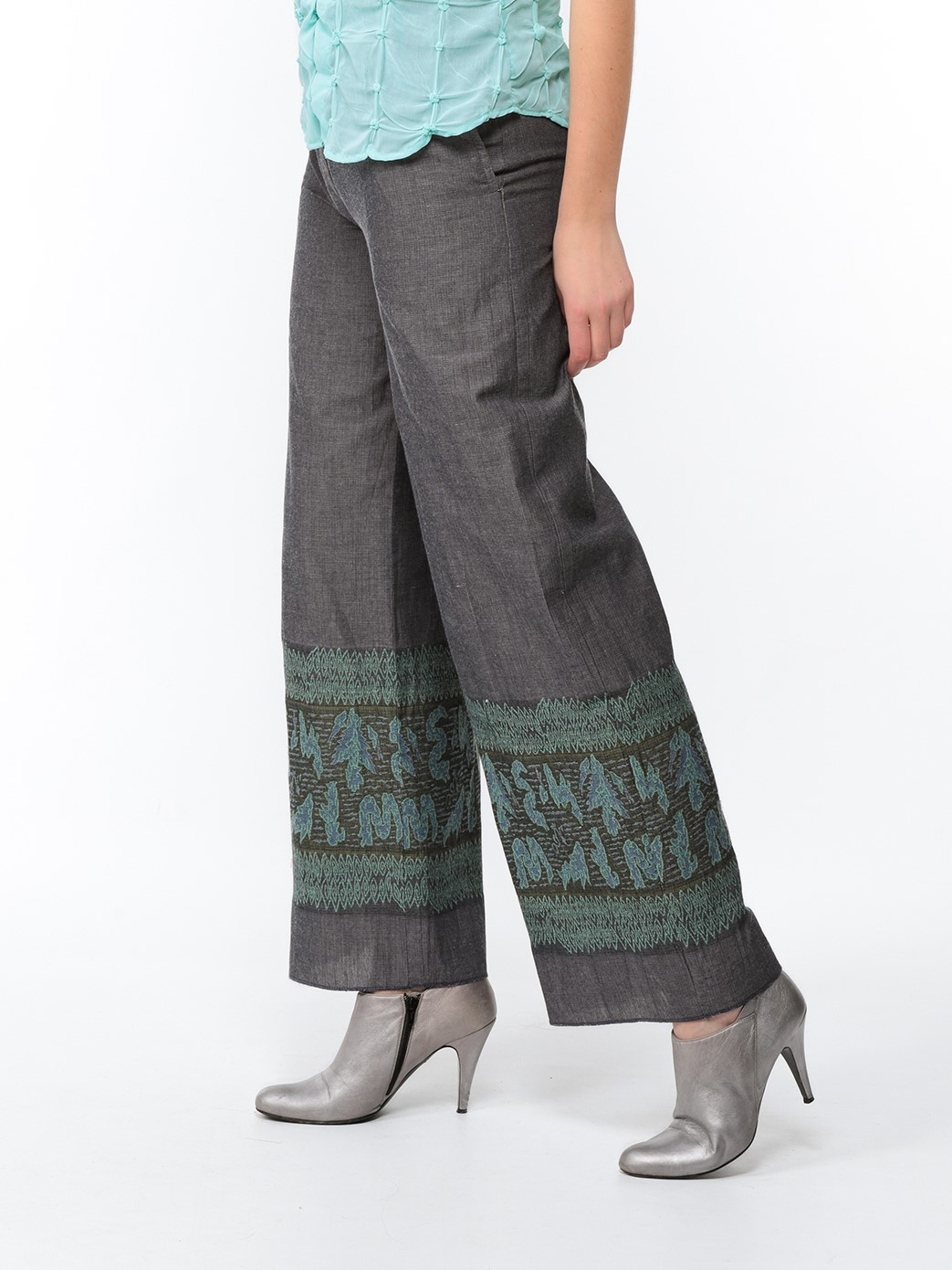 Pantalon large en toile gris acier avec bas brodé turquoise et kaki