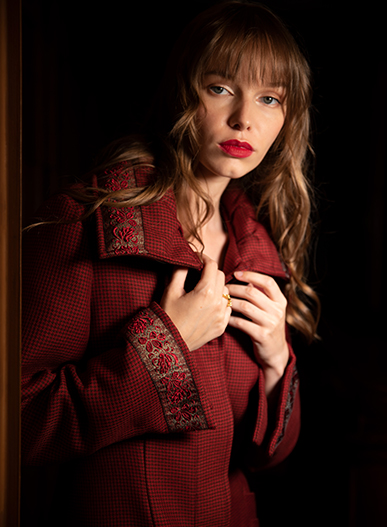 Slim-fitted mid-length coat in red houndstooth wool or black wool and cashmere with astrakhan effect print 