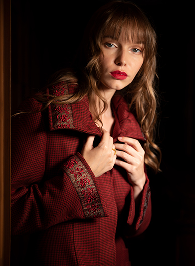 Manteau cintré mi long en laine pied de poule rouge