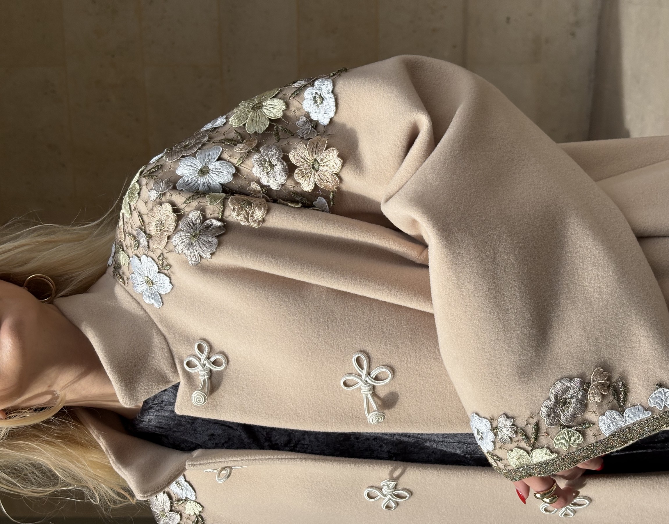 Coat in powder pink woollen cloth and golden guipure lace, anise, ivory and powder